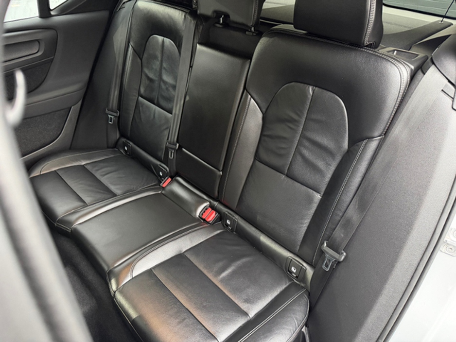 2021 Volvo XC40 - image 21