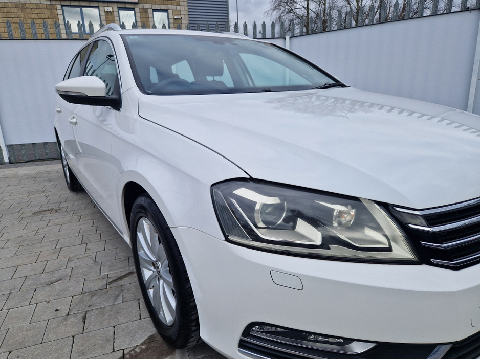 2011 Volkswagen Passat - image 2