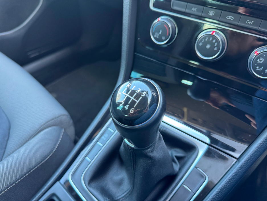 2014 Volkswagen Golf - image 26