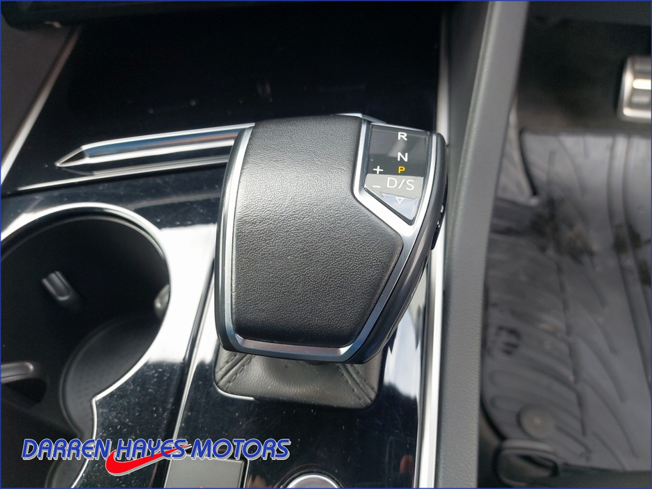 2021 Volkswagen Touareg - image 12