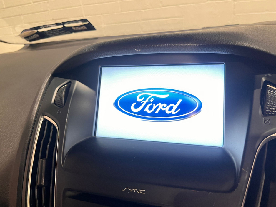 2016 Ford Focus - image 17