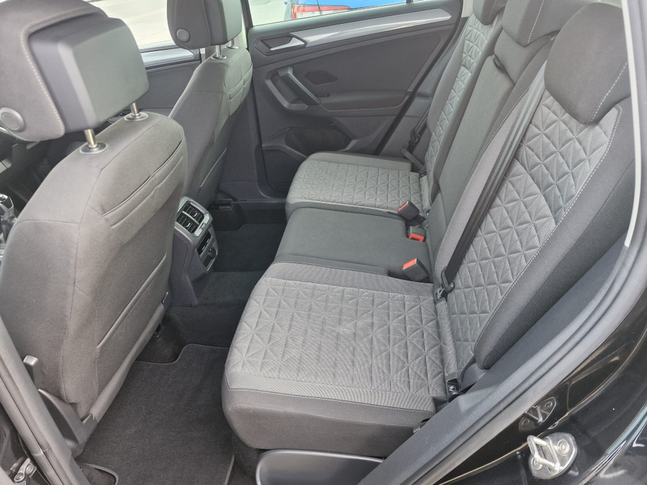 2023 Volkswagen Tiguan - image 13