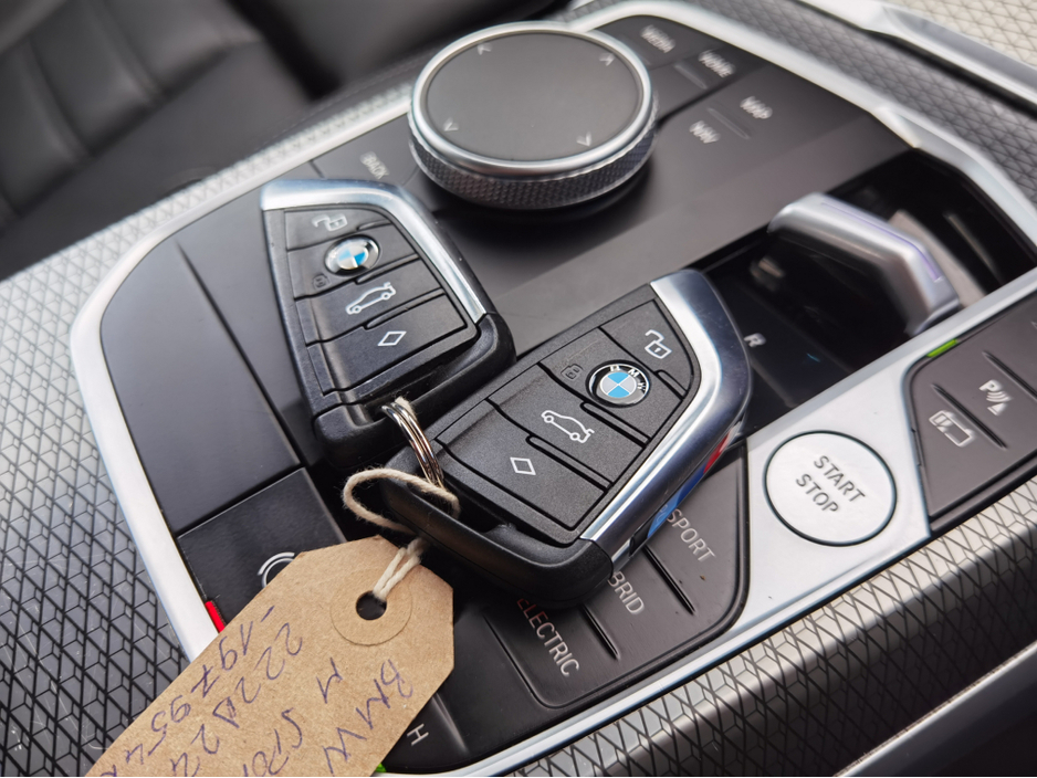 2022 BMW 3 Series - image 22