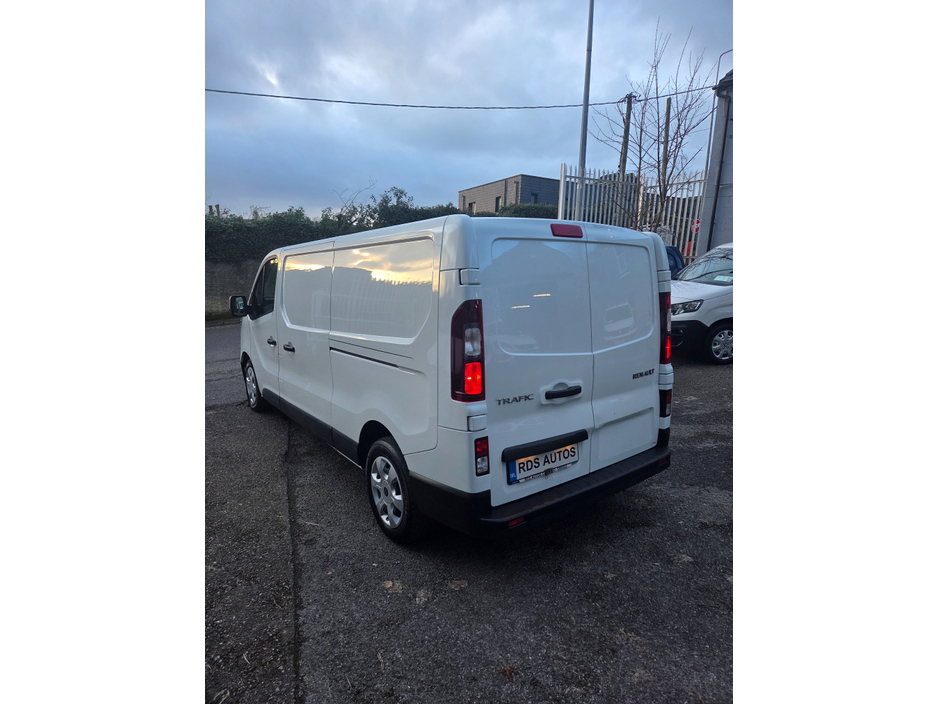 2023 Renault Trafic - image 5