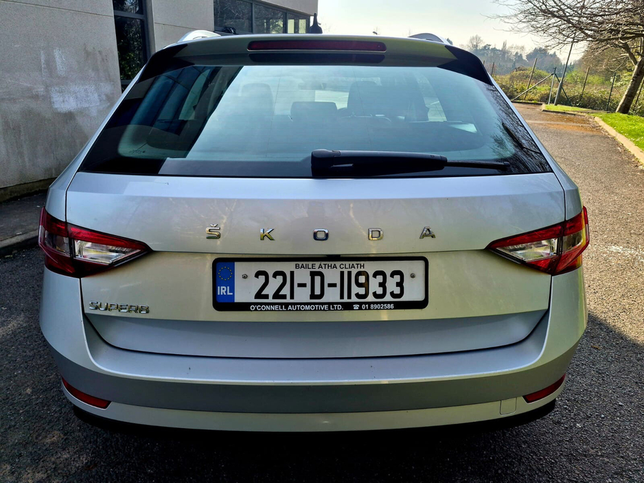 2022 Skoda Superb - image 5