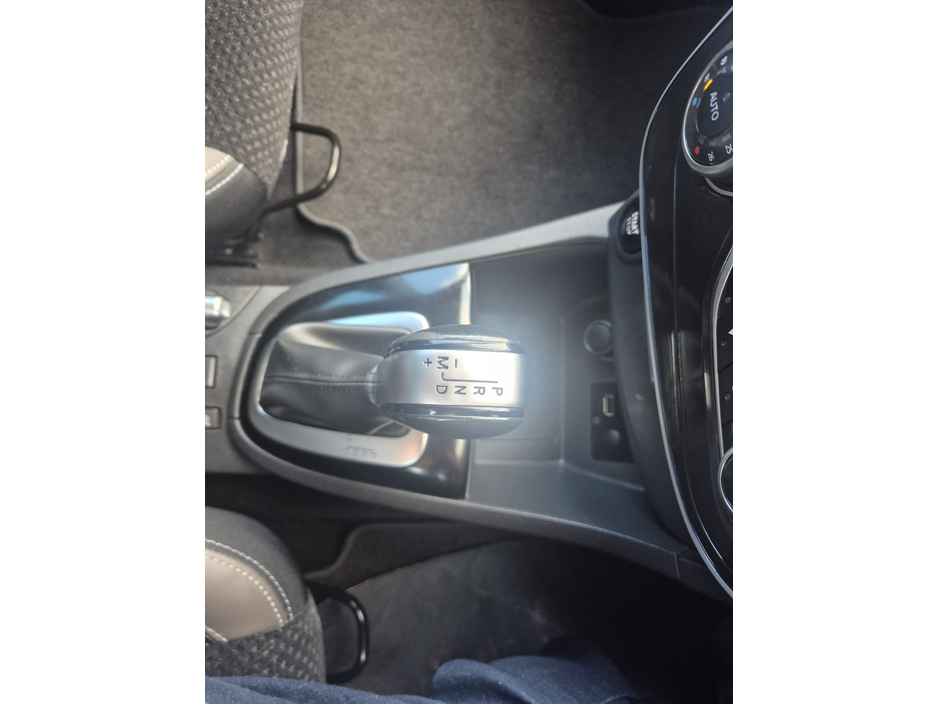 2017 Renault Clio - image 8