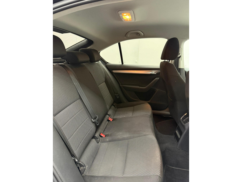 2016 Skoda Octavia - image 8