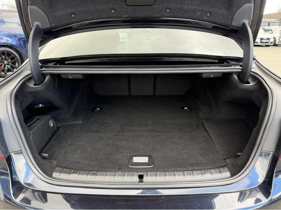 2018 BMW 5 Series - image 27