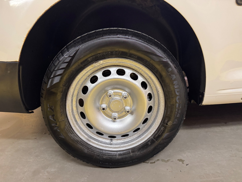 2014 Volkswagen Caddy - image 24