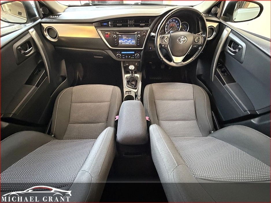 2014 Toyota Auris - image 11