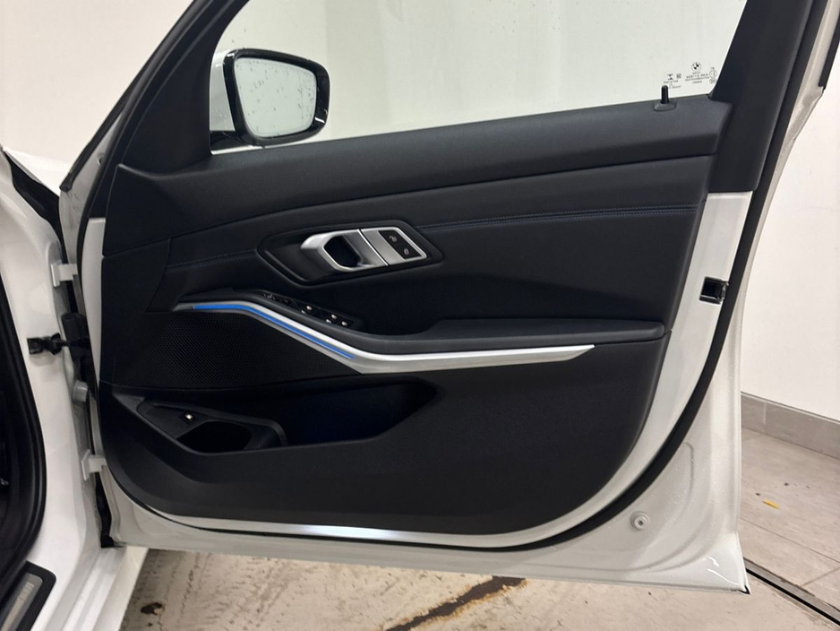 2022 BMW 3 Series - image 23