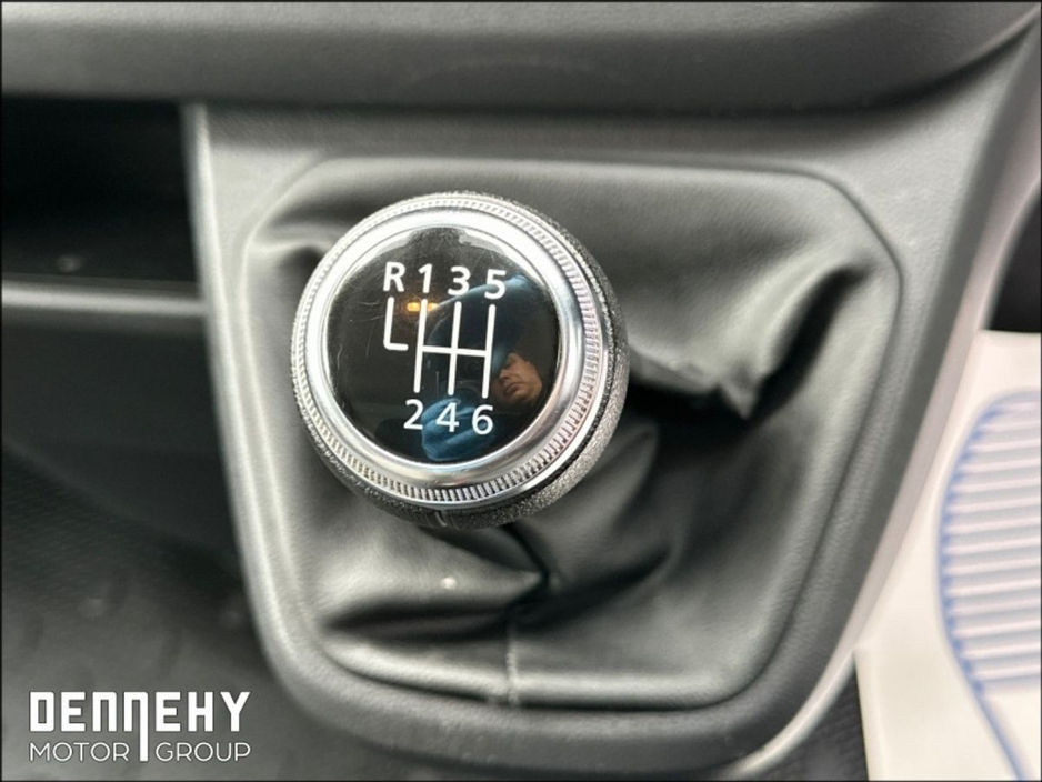 2022 Renault Trafic - image 18