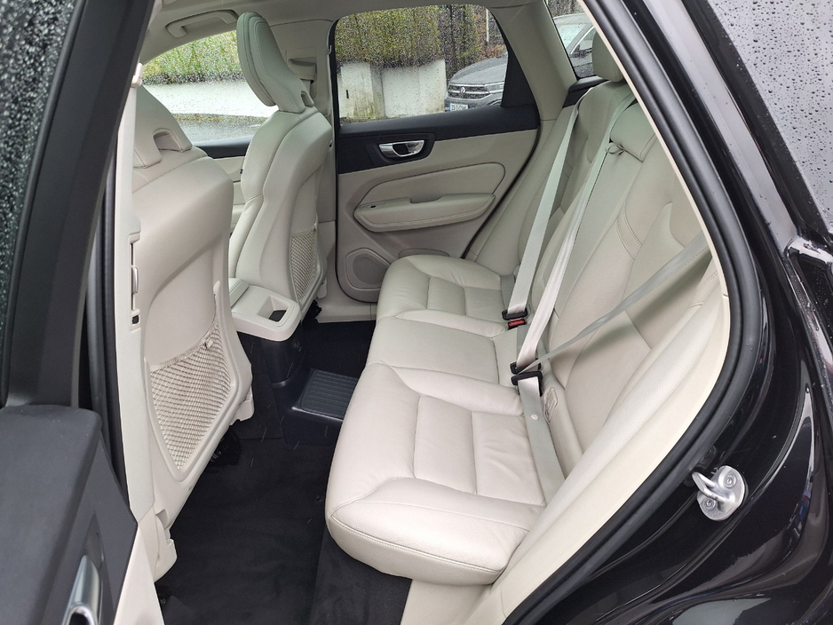 2023 Volvo XC60 - image 10