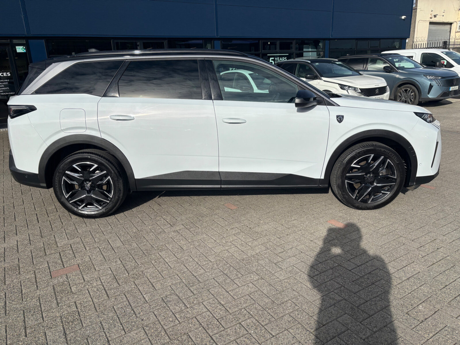2025 Peugeot 5008 - image 4