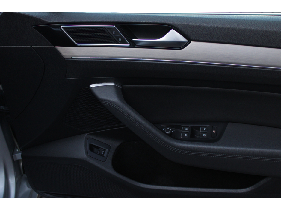 2015 Volkswagen Passat - image 10