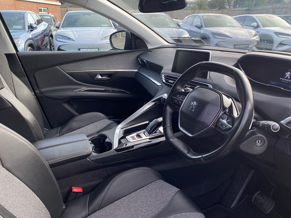 2019 Peugeot 3008 - image 9