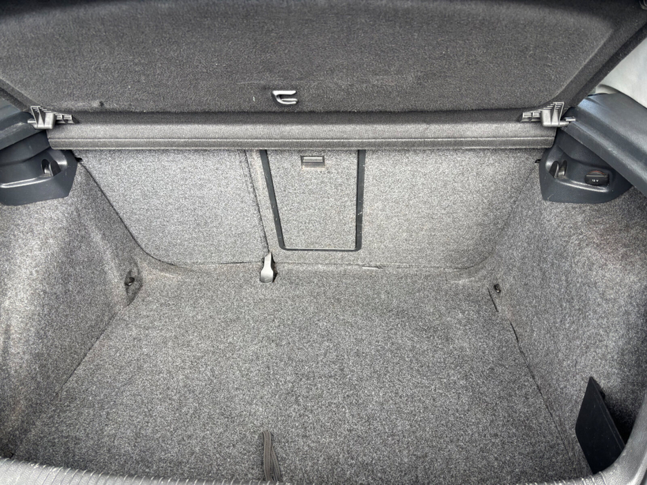 2010 Volkswagen Golf - image 13