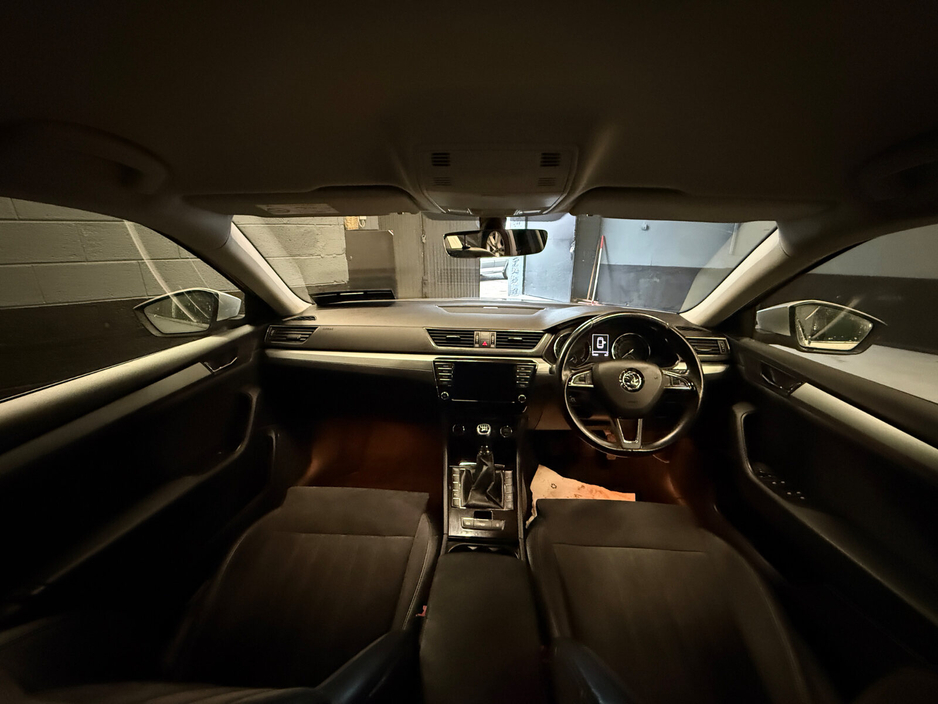 2017 Skoda Superb - image 8