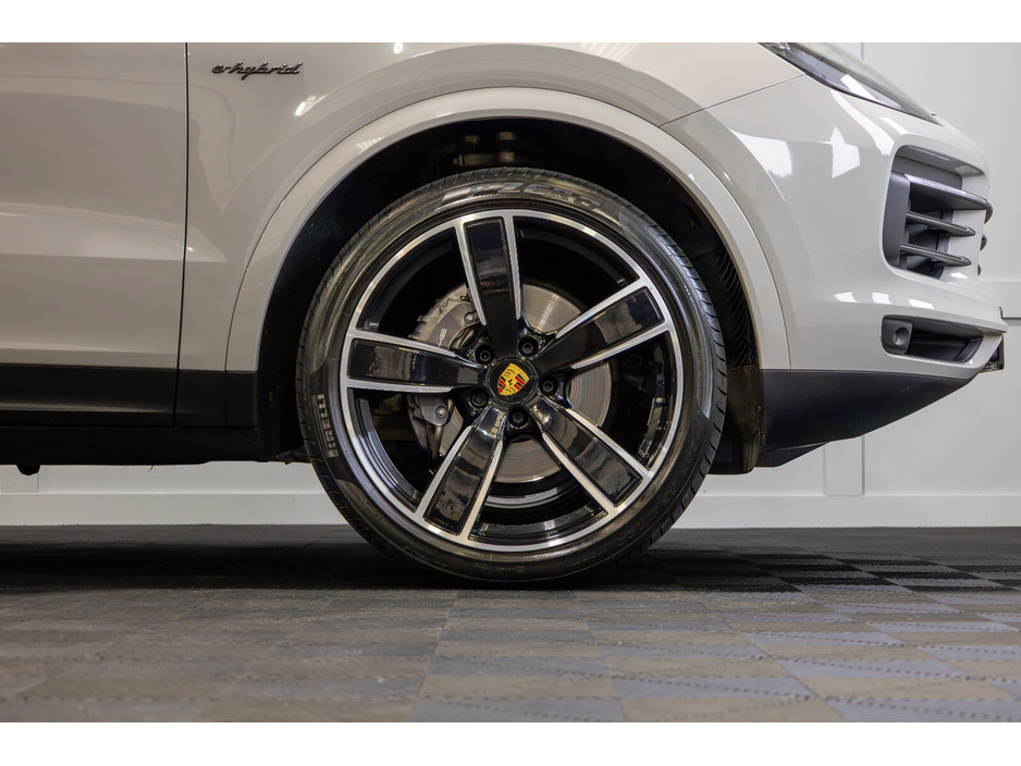 2022 Porsche Cayenne  €59,999