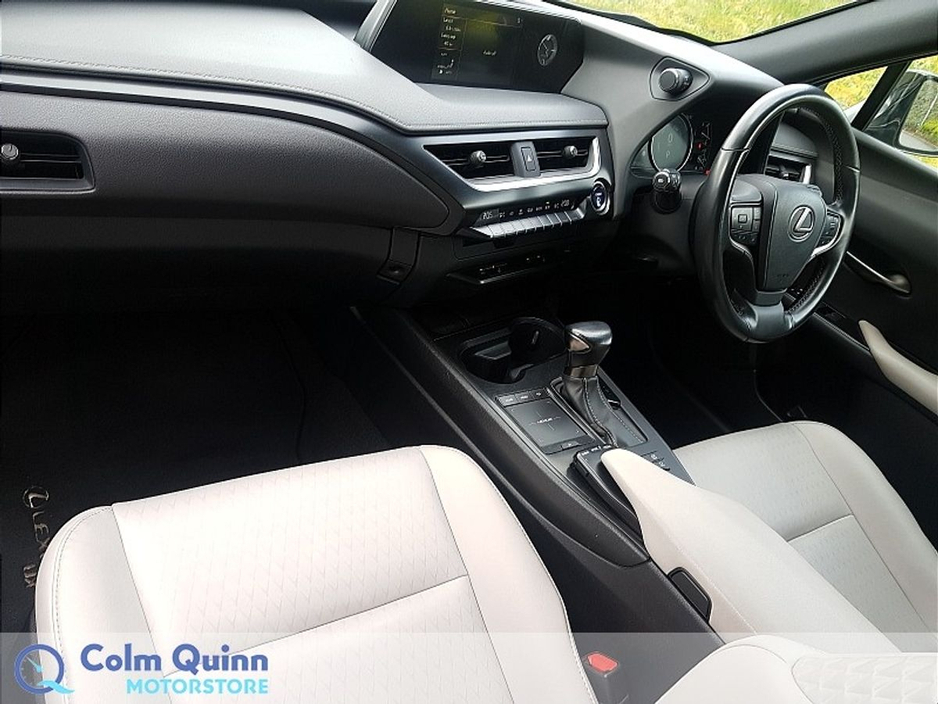 2021 Lexus UX 300 e - image 8