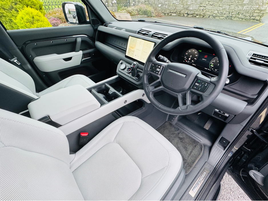 2025 Land Rover Defender P300e X-DYNAMIC SE URBAN SPEC PHEV AUTO €109,950