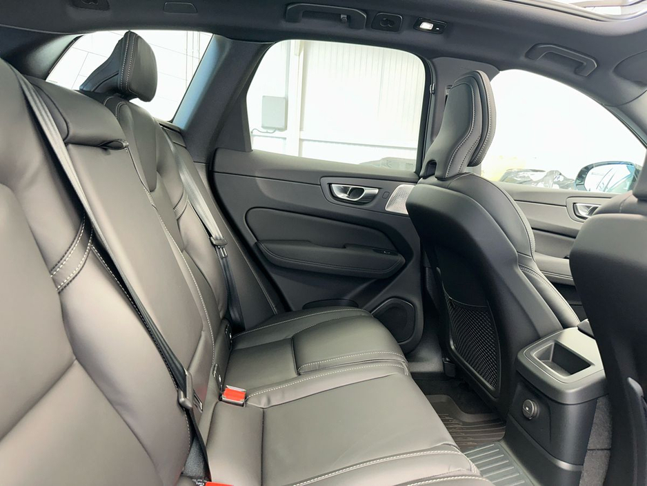 2025 Volvo XC60 - image 10