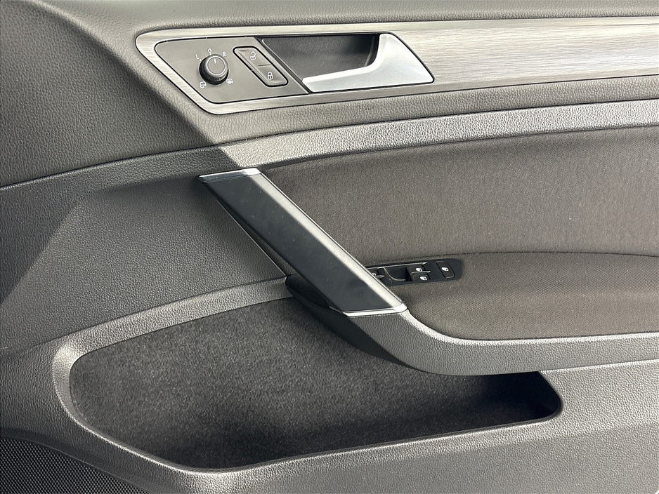 2019 Volkswagen Golf COMFORTLINE**TOUCHSCREEN MEDIA**APPLE CAR PLAY**REVERSE CAMERA**PARKING SENSORS**MULTIFUNCTIONAL STEERING WHEEL**CRUSIE CONTROL**DUAL CLIMATE**CLOTH SEATS**ELECTRIC WINDOWS**AIRCONDITIONING**ISOFIX** €19,495