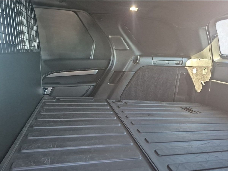 2024 Land Rover Discovery - image 8