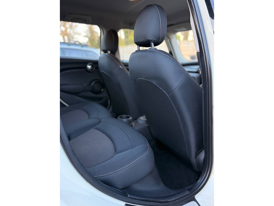 2015 MINI Hatch - image 22