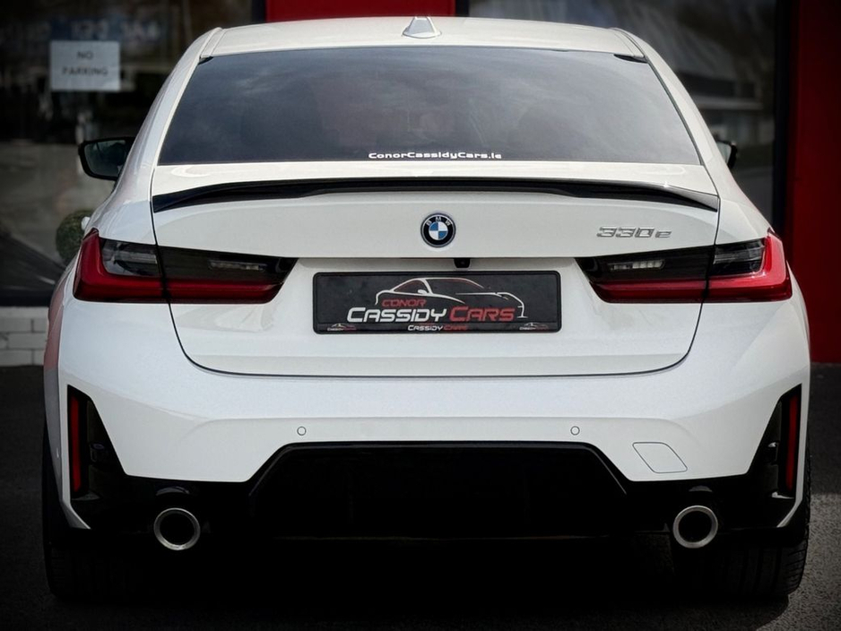 2025 BMW 3 Series - image 5