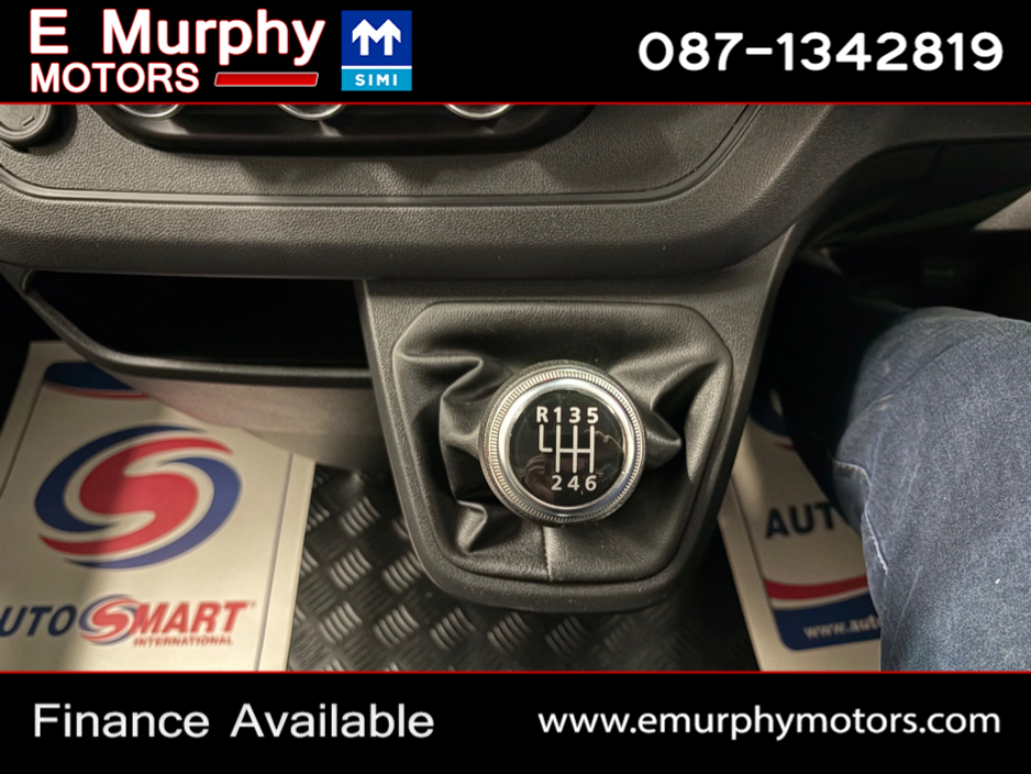 2022 Renault Trafic - image 16