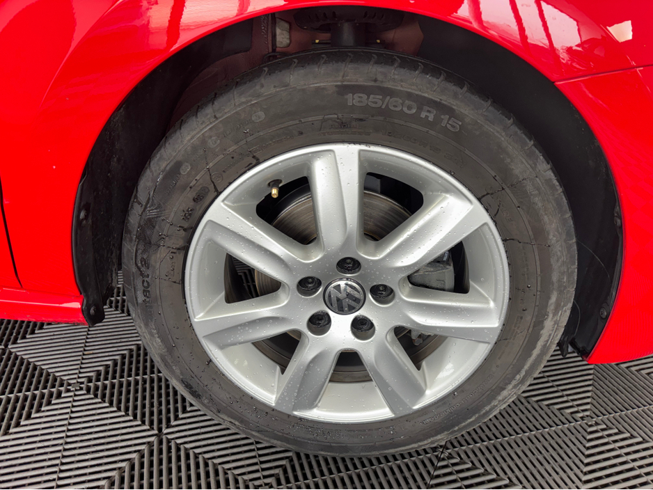 2012 Volkswagen Polo - image 5