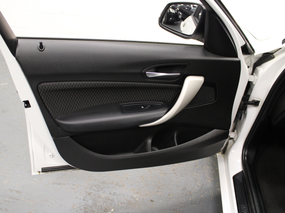 2016 BMW 1 Series - image 31