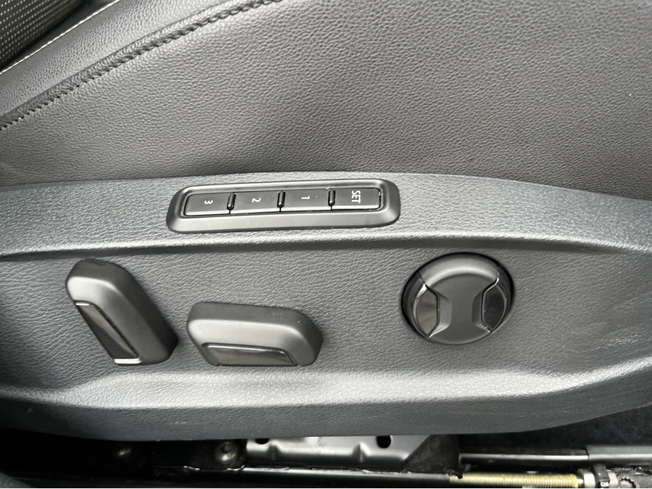 2020 Volkswagen Golf MEISTER HIGHLINE AUTOMATIC 2.0 DIESEL //MASSIVE SPEC//FULL LEATHER HEATED SEATS//DYNAUDIO SOUND SYSTEM//ELECTRIC MEMORY DRIVERS SEAT//REVERSE CAMERA// €21,950