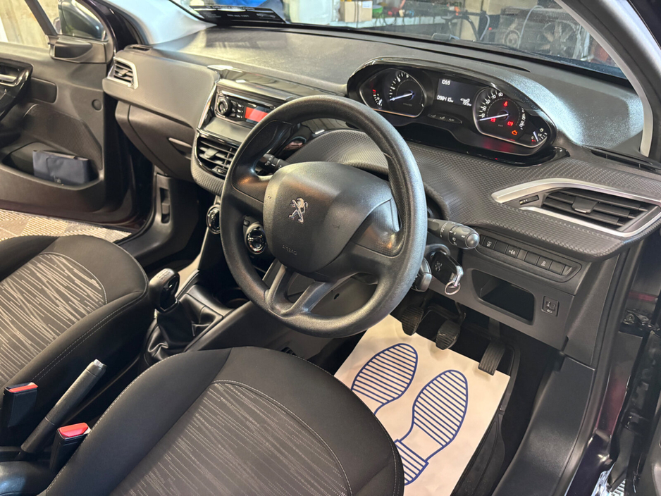 2016 Peugeot 208 - image 8