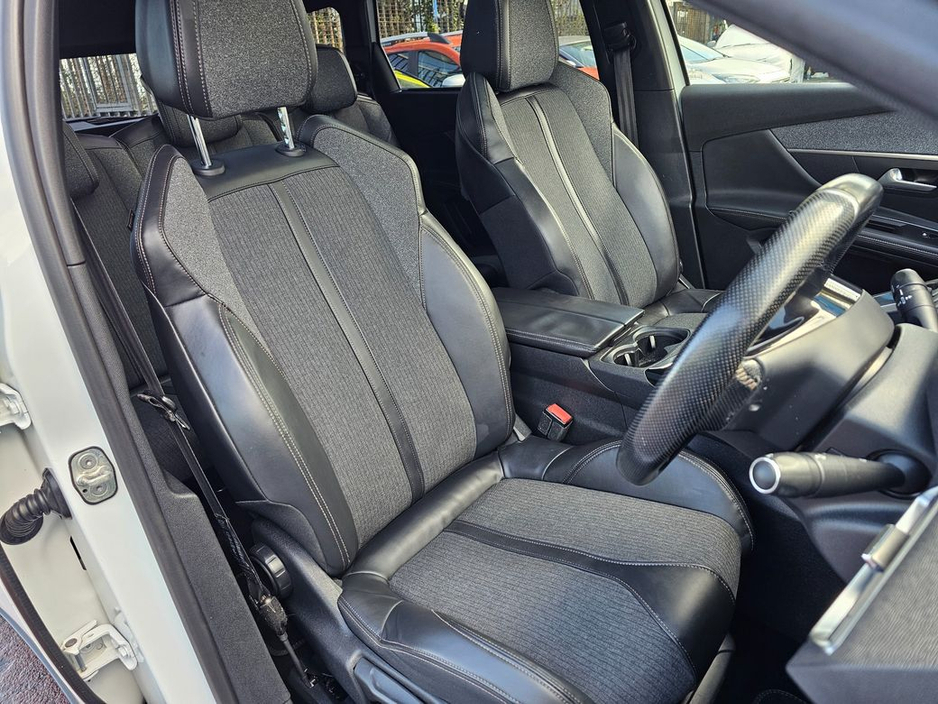 2018 Peugeot 5008 - image 12