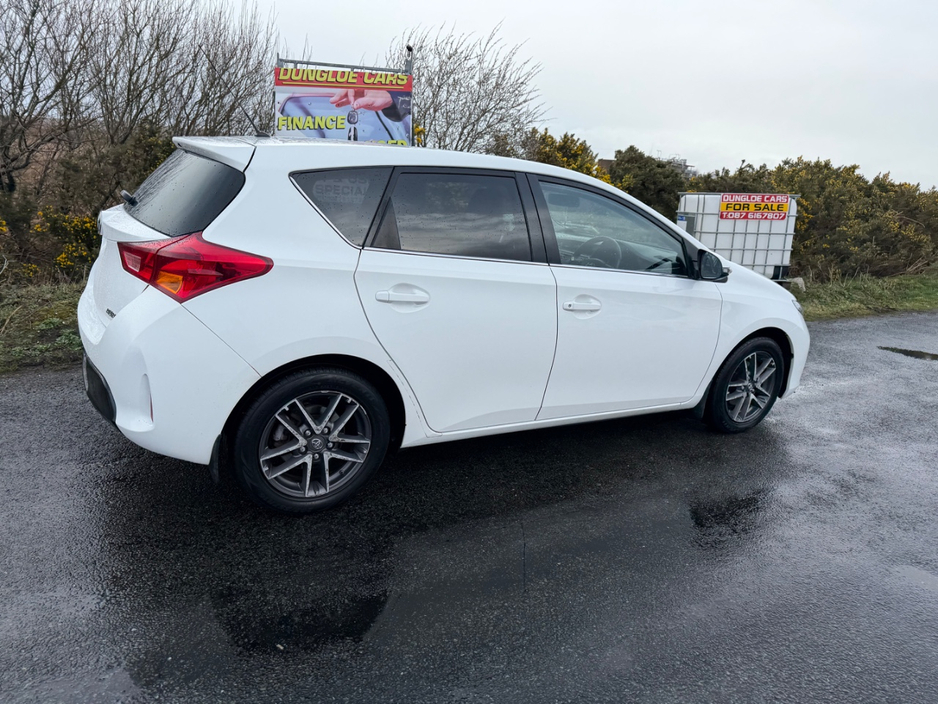 2015 Toyota Auris - image 9