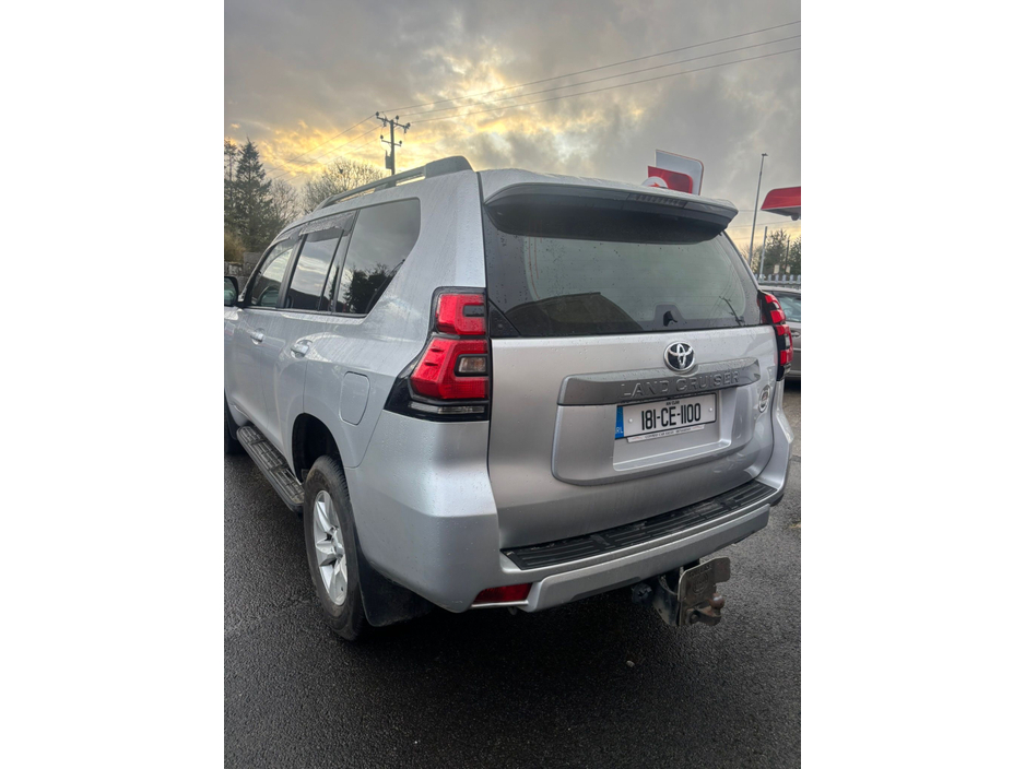 2018 Toyota Landcruiser - image 3