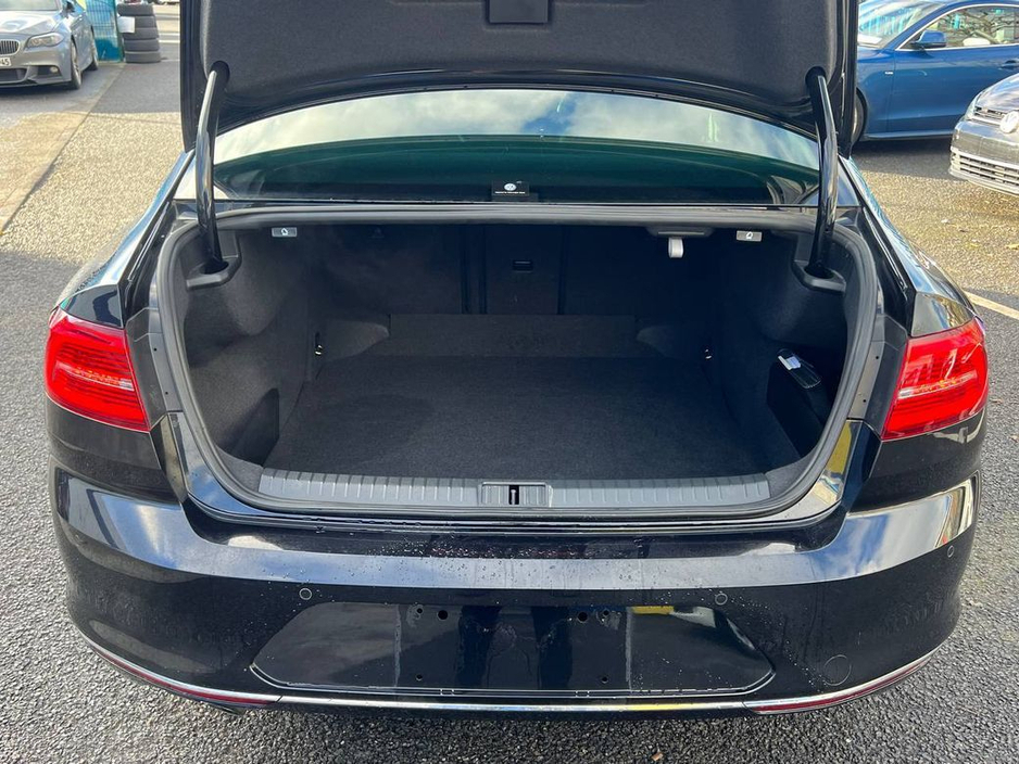 2018 Volkswagen Passat HIGHLINE R-LINE PACK 2.0 TDI // 360 PARKING CAMERAS // LEATHER HEATED & COOLED SEATS // BRAND NEW 19" R-LINE ALLOYS €22,950