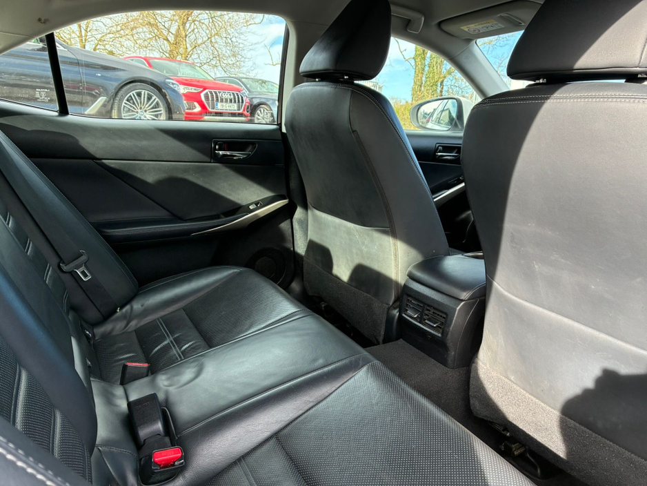 2016 Lexus IS 300 h - image 12