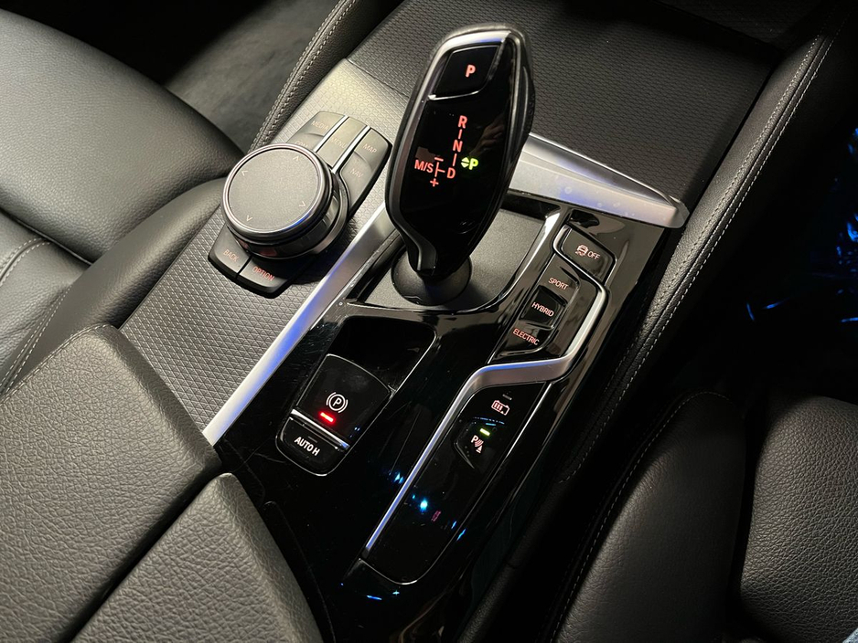 2023 BMW 5 Series - image 4