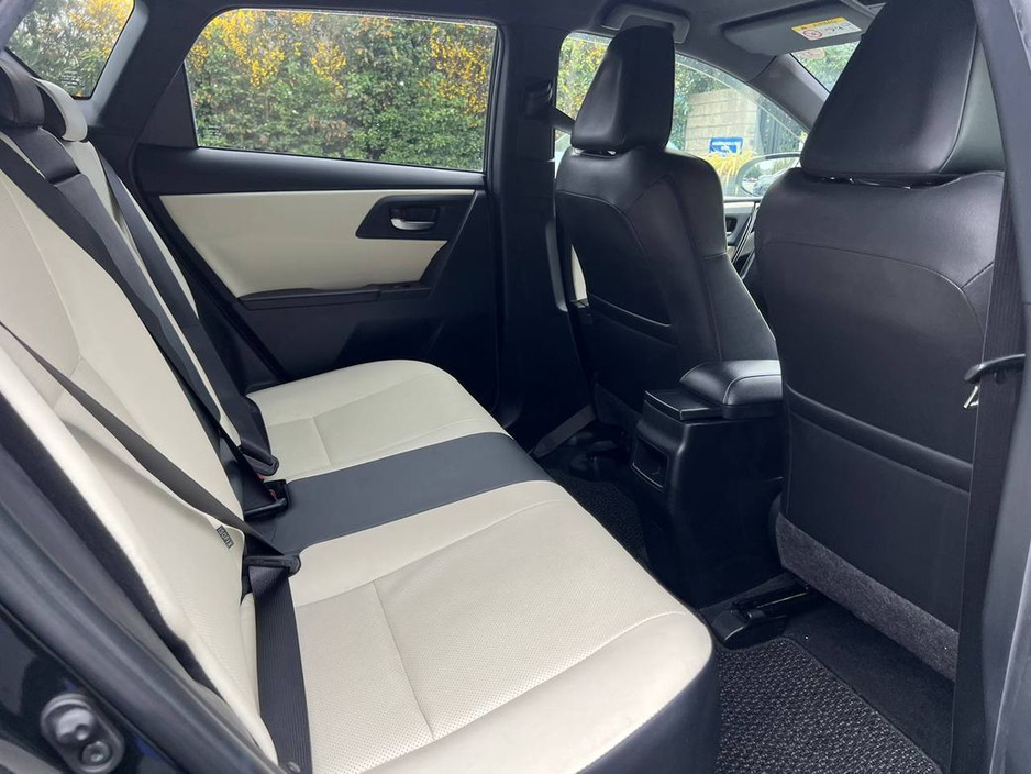 2016 Toyota Auris - image 8