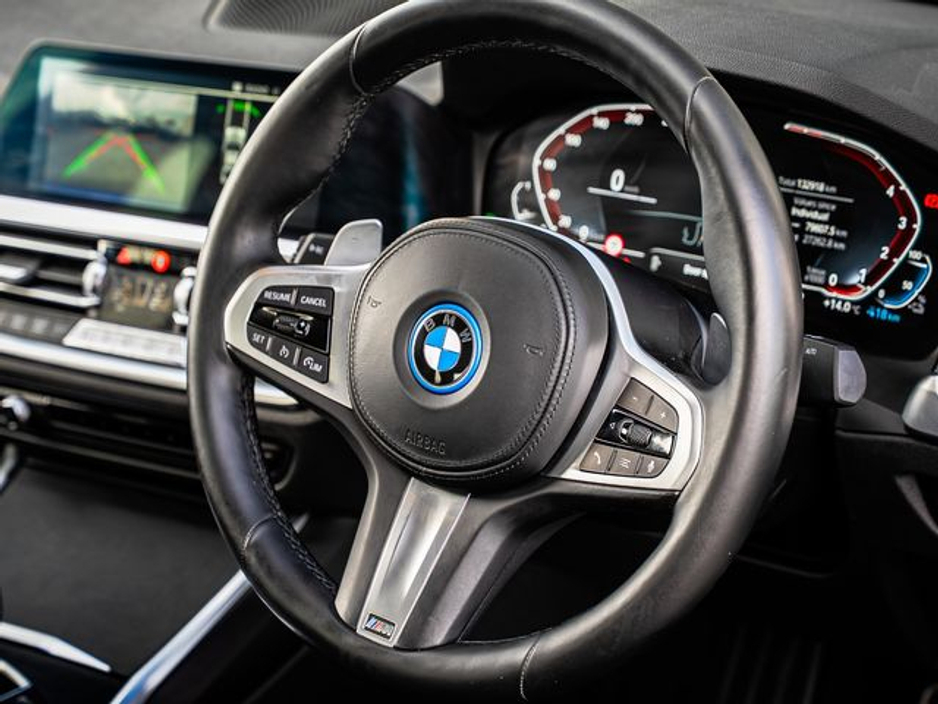2022 BMW 3 Series - image 13