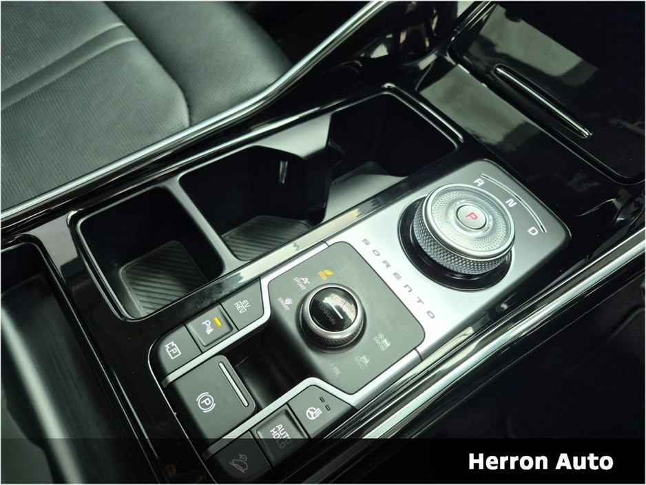 2025 Kia Sorento - image 13
