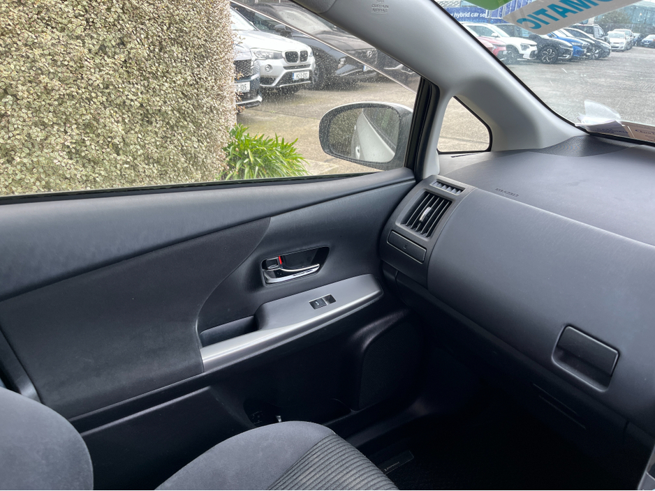 2018 Toyota Prius+ - image 17