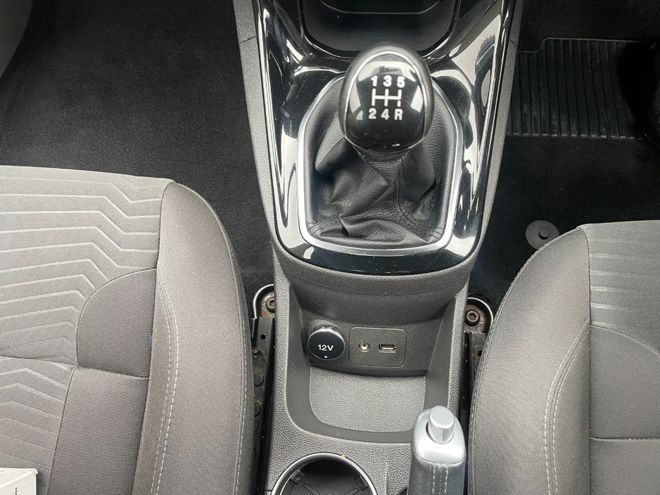 2015 Ford Fiesta - image 14