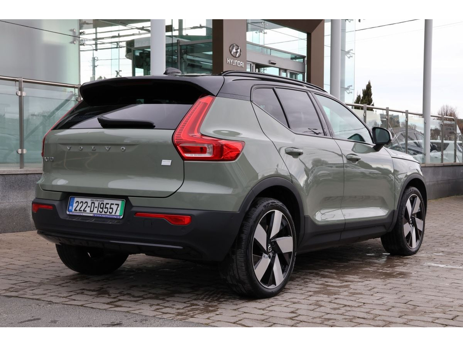 2022 Volvo XC40 - image 4