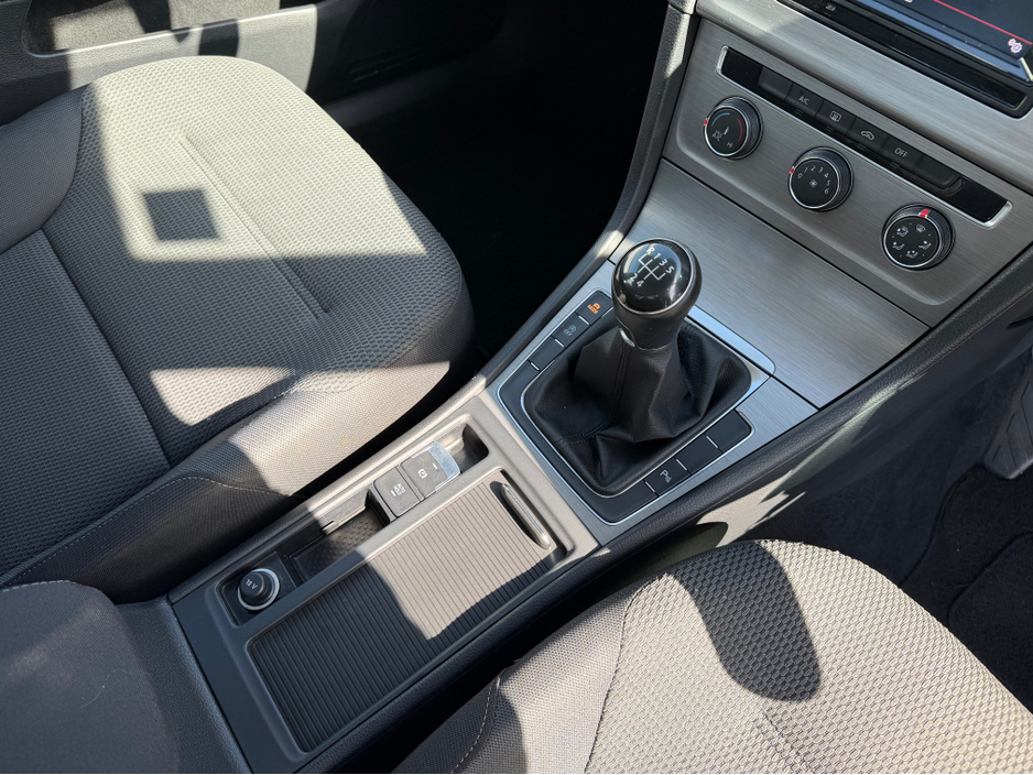 2015 Volkswagen Golf - image 14