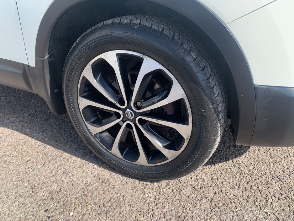 2012 Nissan Qashqai - image 5