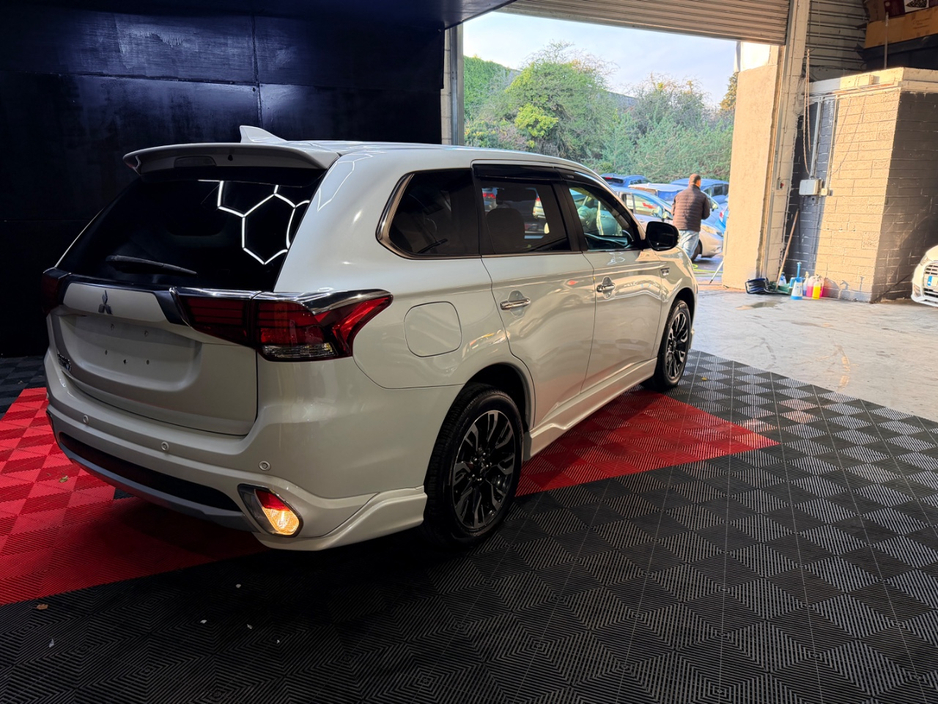 2016 Mitsubishi Outlander - image 10